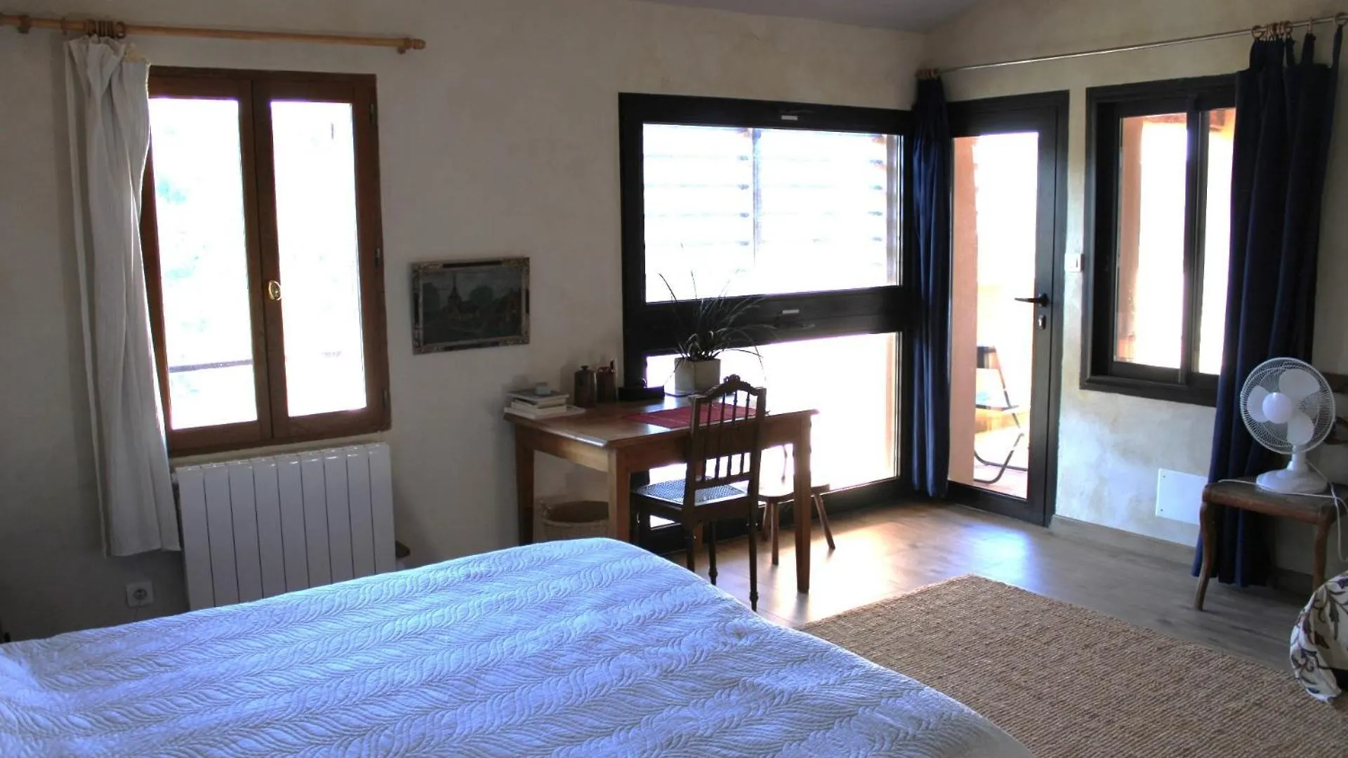 Entrechaux La Maison Basse 0*,  צרפת